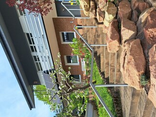 Treppenaufgang vom Parkplatz zum Wohnhaus