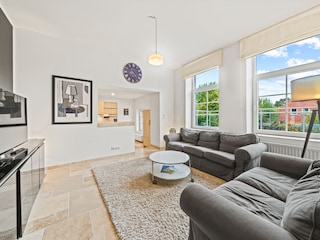 offener Wohnbereich mit Sofalandschaft