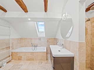 zweites Tageslichtbad mit Dusche und Badewanne