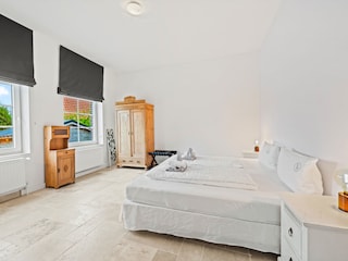 erstes Schlafzimmer mit Doppelbett im Erdgeschoss