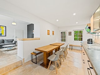 Küche mit großem Essbereich