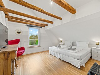 viertes Schlafzimmer mit Doppelbett im Obergeschoss