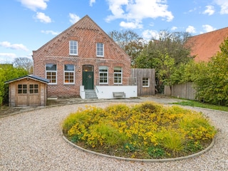 Außenansicht, Terrasse vor dem Haus