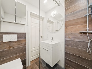 Tageslichtbad mit ebenerdiger Dusche