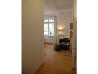 Eingangsbereich mit Wandschrank und Leseecke