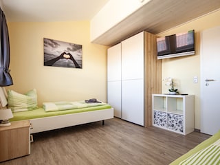 Schlafzimmer mit zwei Einzelbetten