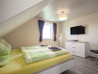 Schlafzimmer mit einem Doppelbett