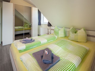 Schlafzimmer mit einem Doppelbett