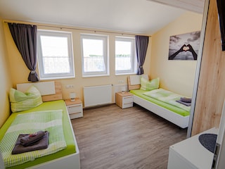 Schlafzimmer mit zwei Einzelbetten