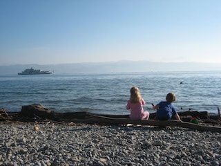 Kinder spielen am Bodensee
