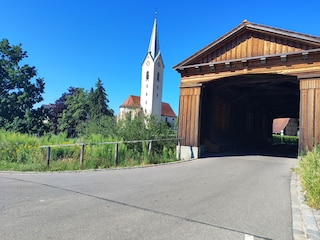 Kirche und historische Holzbrücke von Eriskirch