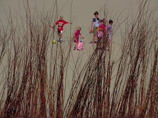 Kinder freuen sich immer auf dem Strand.