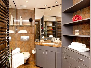 Large, elegant bathroom with plenty of storage space