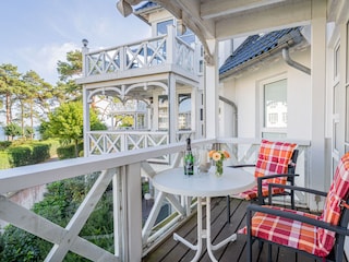 Großer Balkon mit Meerblick und Sonne bis zum Untergang