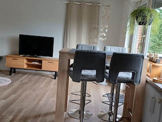 Wohnzimmer: Fernseher , Essbereich