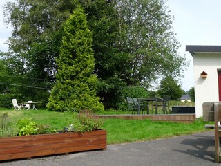 Verschiedene Sitzecken im Privatgarten