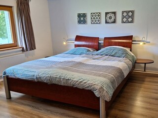Schlafzimmer mit Doppelbett 180x210