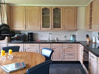 Gut ausgestattete Küche