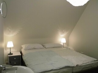 Schlafzimmer im OG mit Waschbecken
