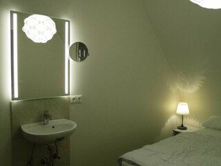Schlafzimmer im OG mit Waschbecken