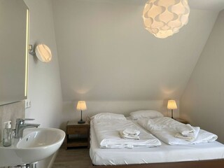 Schlafzimmer im OG mit Waschbecken
