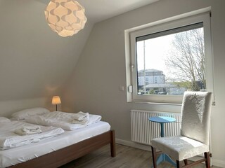 Schlafzimmer im OG mit Waschbecken