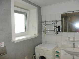 Tageslicht-Duschbad und Waschmaschine