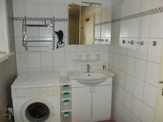 Tageslicht-Duschbad und Waschmaschine