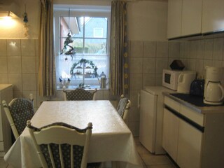 Küche mit Esstisch