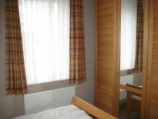 Kleiderschrank mit Ganzkörperspiegel