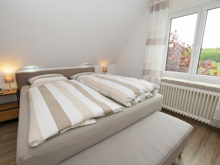 Schlafzimmer mit Kleiderschrank