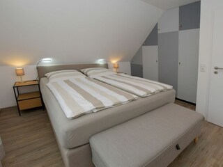 Schlafzimmer mit Kleiderschrank