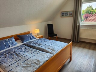 Schlafzimmer mit Doppelbett