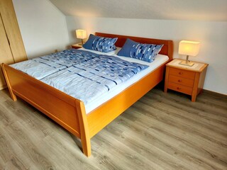 Schlafzimmer mit Doppelbett