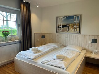 Doppelbett im 1. Schlafzimmer