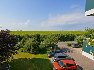 Blick vom Balkon zum Deich