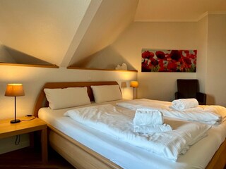 Schlafzimmer mit Doppelbett