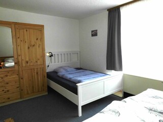 2. Schlafzimmer mit 3 Betten