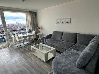 Essplatz am Fenster mit Blick über den Hafen und die Nordsee