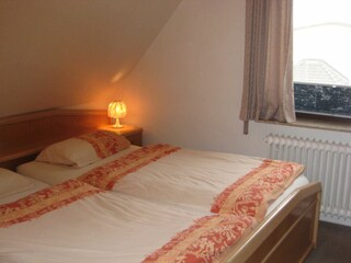 Schlafzimmer mit Doppelbett