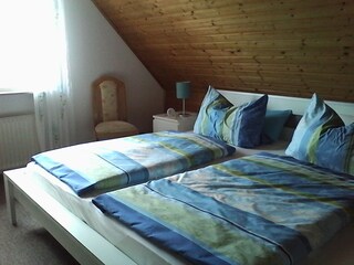 Schlafzimmer 1 links