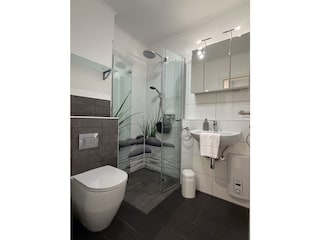 modernes Duschbad mit ebenerdiger Dusche