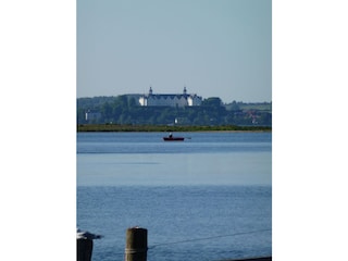 Blick von unserer Brücke auf das Plöner Schloß