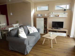 Das Wohnzimmer, vom Sofa können Sie auf den See schauen