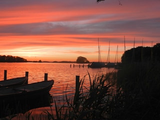 Geniessen Sie den Sonnenuntergang vom Bootssteg