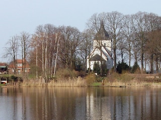 Blick vom Bootssteg auf die St. Petri Kirche