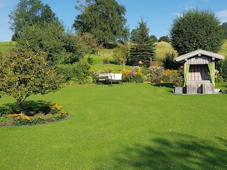 Blick v. Balkon in den Garten
