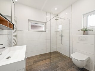 Tageslichtbad mit ebenerdiger Dusche