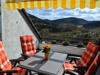Dachterrasse mit Seeblick im Sommer