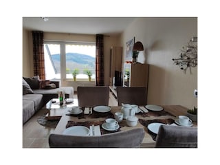 Wohnbereich - Blick aus der Küche auf Sofa und Terrasse